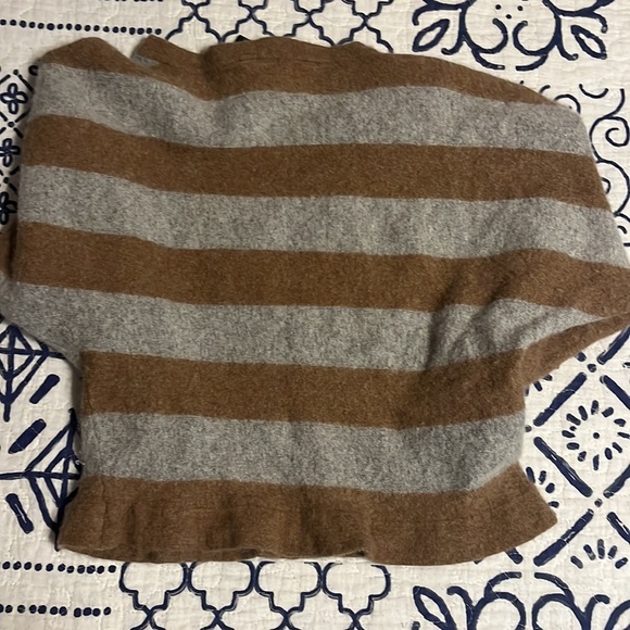 BCBG super soft and sexy small sweater - Picture 5 of 9